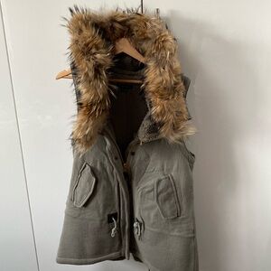 Theory hooded vest jacket with fur M